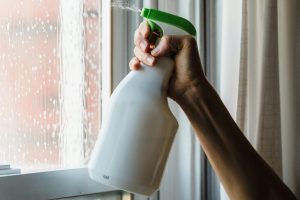 Borrifar bicarbonato diluído em água nas janelas: para que serve e como aplicar corretamente