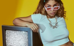 Psicólogos explicam como quem cresceu nos anos 80 e 90 desenvolveu a falácia da chegada, hábito que influencia a forma de buscar felicidade ao longo da vida.