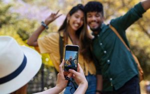 Com preços altos e destinos lotados, a Geração Z aposta na duplicação de destino para viajar gastando pouco, evitar o óbvio e viver experiências autênticas.