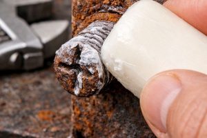Esfregar sabonete em parafusos enferrujados