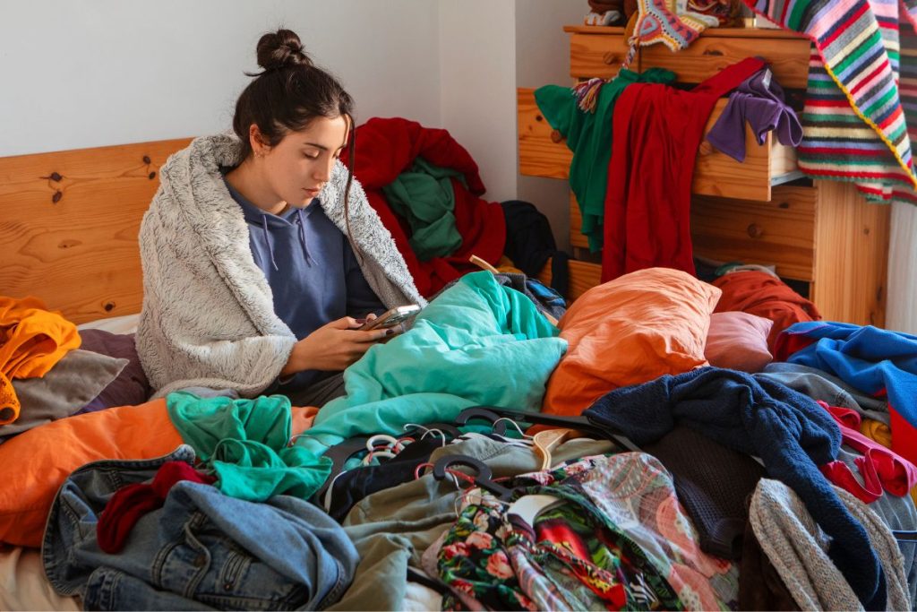 guarda-roupa desorganizado