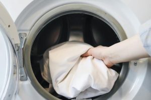 deixar as roupas brancas e brilhantes