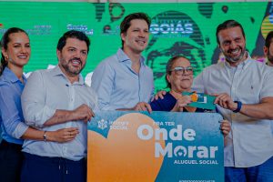 Márcio Corrêa e Daniel Vilela participaram juntos da entrega de cartões do programa Pra Ter Onde Morar.