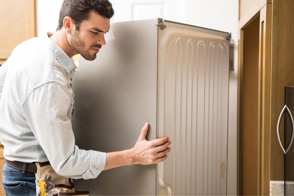 GELADEIRA LONGE DA PAREDE