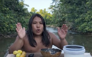 Técnica atribuída a indígenas ensina como usar limão, banana e carvão vegetal para tentar clarear os dentes em casa