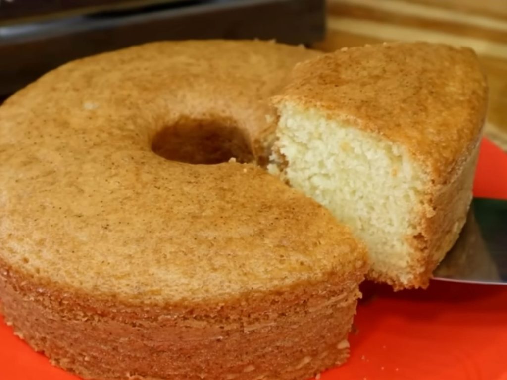 Bolo d’água fofinho e rápido: receita simples no liquidificador para a hora do lanche