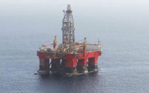 Emprego em plataforma de petróleo paga até R$ 60 mil por mês, oferece 250 dias de folga por ano e benefícios completos, atraindo profissionais do mundo todo