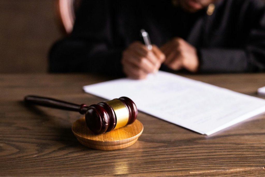 HOMEM TERÁ QUE PAGAR ALUGUEL PARA A IRMÃ