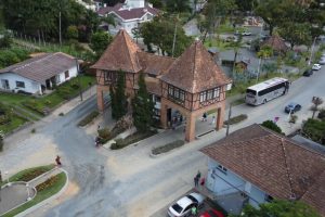 A cidade brasileira que intriga turistas e obriga o mesmo tipo de telhado em todas as casas