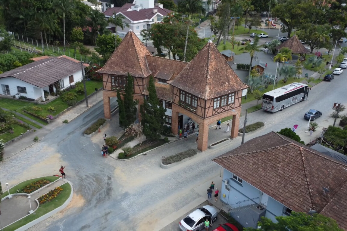 A cidade brasileira que intriga turistas e obriga o mesmo tipo de telhado em todas as casas