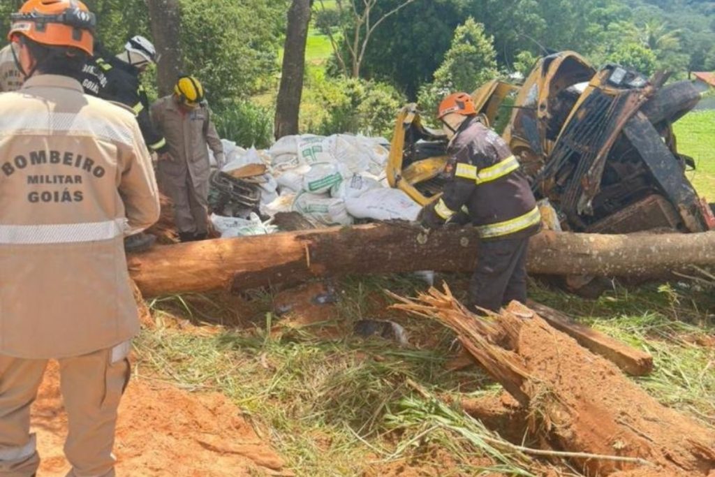 Grave acidente com caminhão mata duas pessoas próximo à GO-403