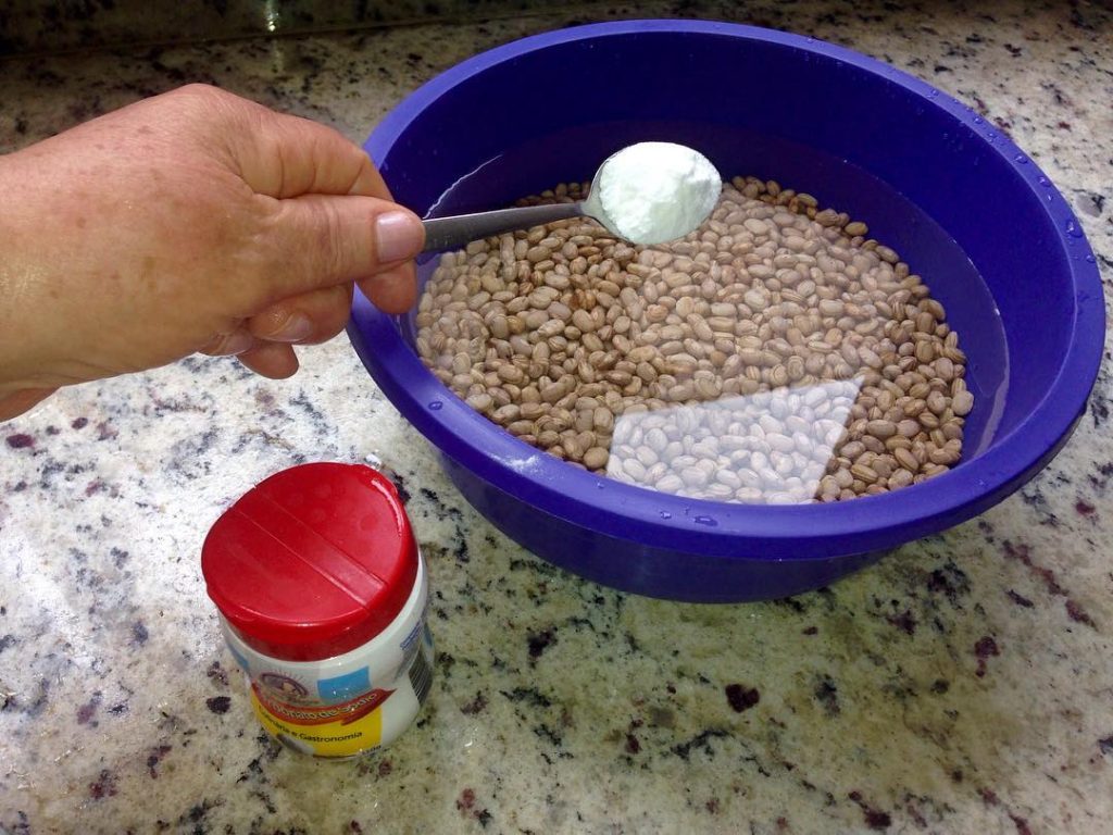 colocar bicarbonato para amolecer o feijão duro