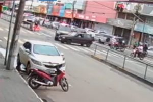 Batida entre Uno e viatura da Rotam termina em atropelamento e deixa feridos em Goiânia