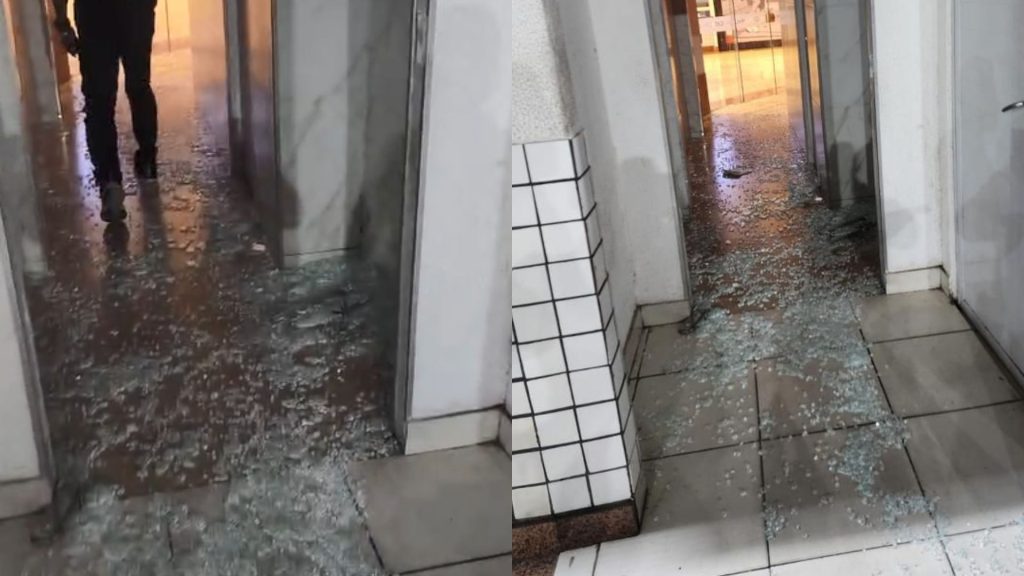 Guichê do ônibus teve o vidro destruído.