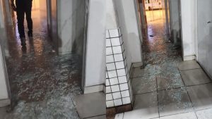 Guichê do ônibus teve o vidro destruído.