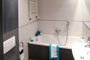 Adeus, box do chuveiro: nova tendência começa a chegar às casas brasileiras