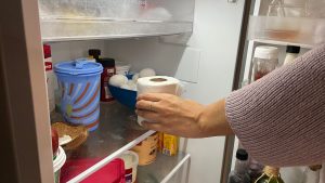 Colocar um rolo de papel higiênico na geladeira ajuda a absorver odores e reduzir maus cheiros de forma simples e econômica.