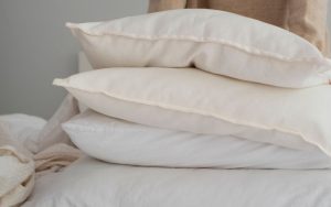 Técnica caseira com água oxigenada remove manchas amarelas dos travesseiros em apenas 10 minutos, sem usar máquina de lavar.