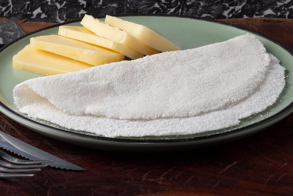 Aprenda a fazer tapioca molhadinha, opção leve e saborosa para substituir o pão francês no café da manhã.