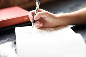 Grafologia diz que forma de escrever a letra H