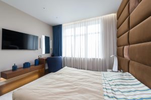 Adeus, cabeceiras: nova tendência substitui o encosto da cama e dá toque sofisticado ao ambiente