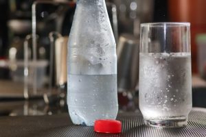pesquisa publicada em revista científica indica que a água com gás pode ajudar a reduzir a glicose no sangue e estimular o metabolismo, mas especialistas reforçam a importância da moderação