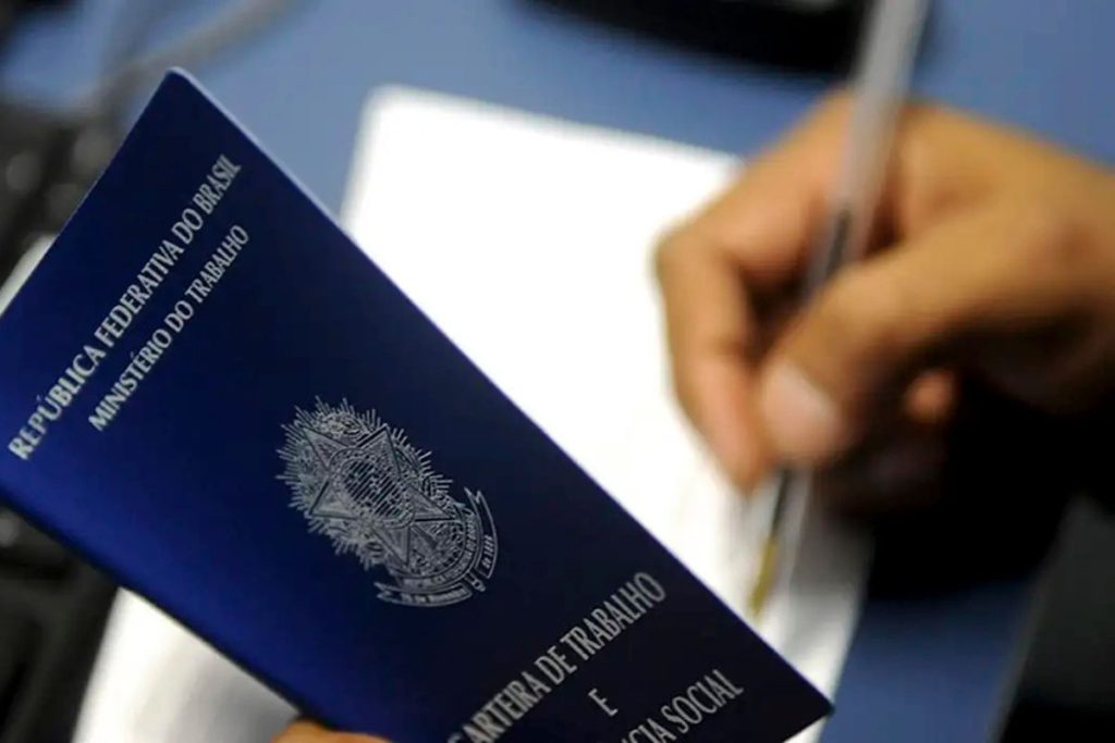 Desemprego atinge 5,1% no trimestre até dezembro e 5,6% na média de 2025, menores taxas da série