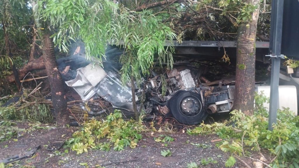 Caminhão sai da pista, pega fogo e duas pessoas morrem na BR-153