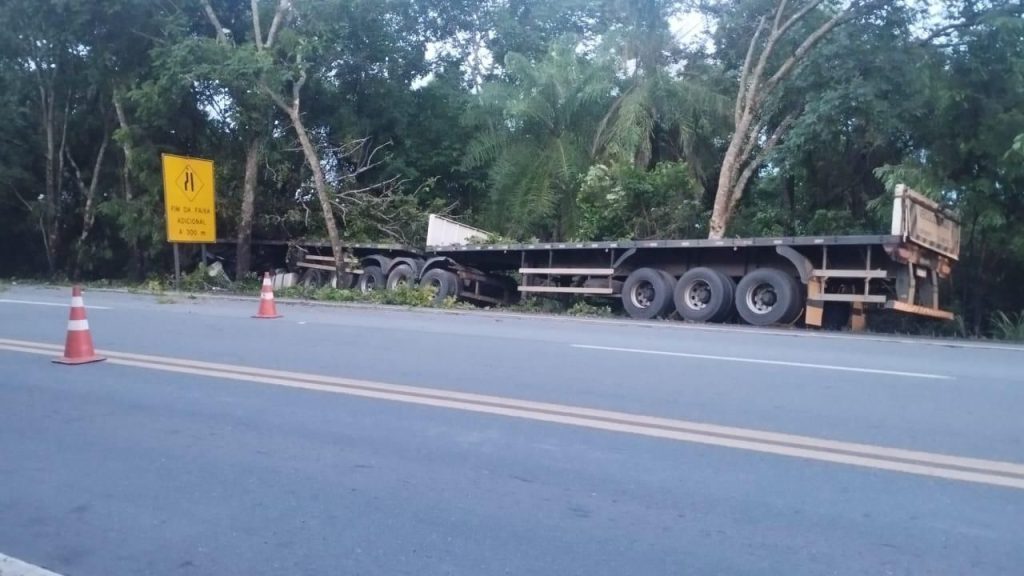 Caminhão sai da pista, pega fogo e duas pessoas morrem na BR-153
