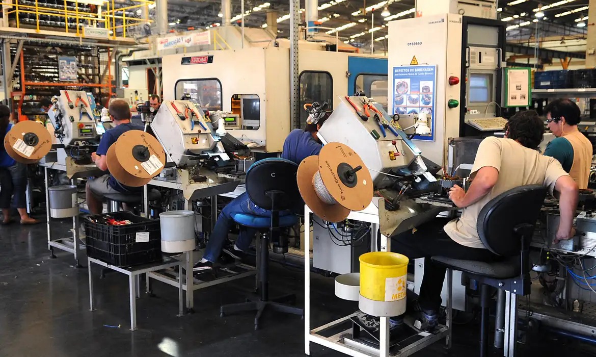 Fim da escala 6×1: como nova lei, trabalhadores poderão ter dois empregos?