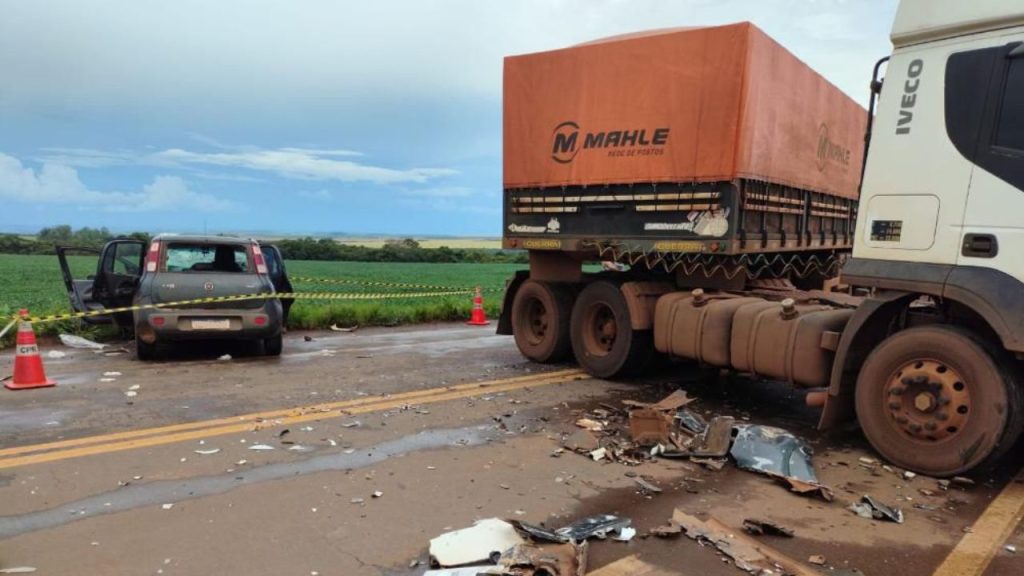 Acidente ocorreu entre Uno e Carreta.