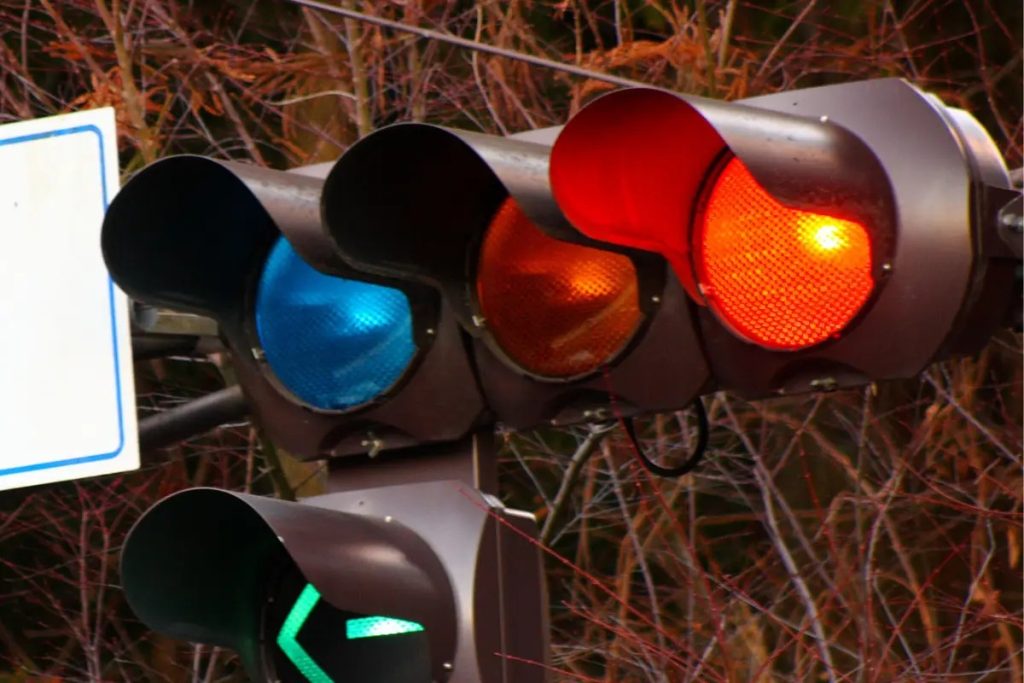 Luz azul no semáforo não muda as regras de trânsito e serve para auxiliar a fiscalização e aumentar a segurança em cruzamentos