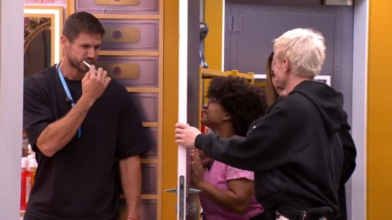 BBB 26: Milena se irrita ao pegar Jonas ouvindo conversa atrás da porta: "Bozo"