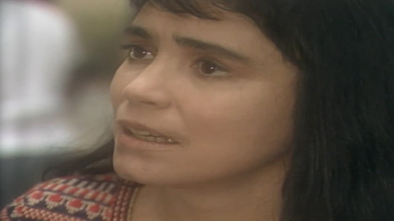 Rainha da Sucata: Na cadeia, Maria do Carmo descobre podre de Laurinha