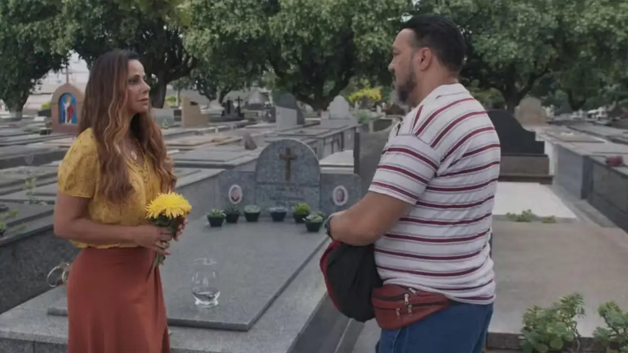 Três Graças: Misael força beijo, apanha de Consuelo e confusão explode na Chacrinha