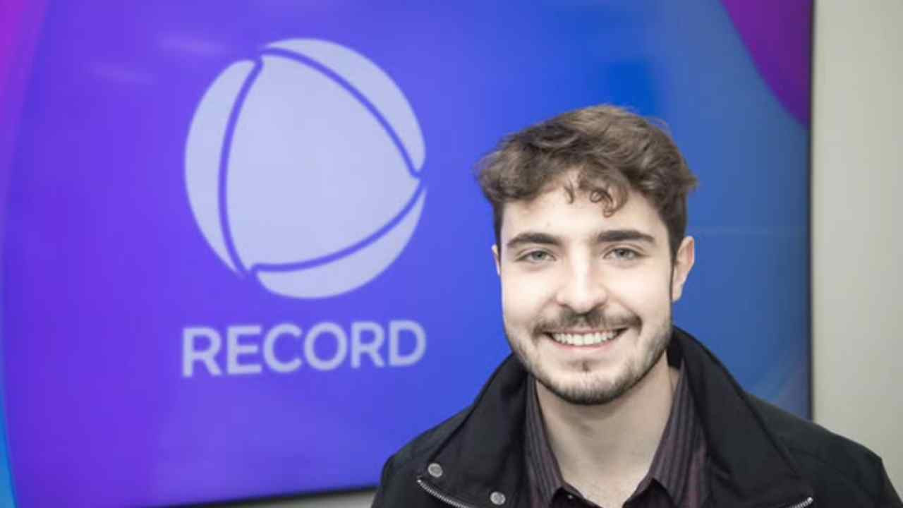 João Liberato estreia na Record e diz: "Nunca tive vergonha de assumir que estou em construção"