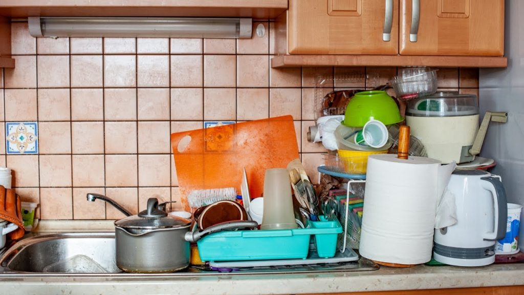 Psicologia explica por que algumas pessoas não limpam a casa com frequência e como esse hábito pode refletir emoções, rotina e saúde mental.