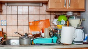 Psicologia explica por que algumas pessoas não limpam a casa com frequência e como esse hábito pode refletir emoções, rotina e saúde mental.