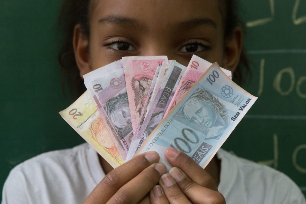 Nova lei garante que avós, padrastos e tios possam deixar pensão do INSS para netos, enteados e até sobrinhos