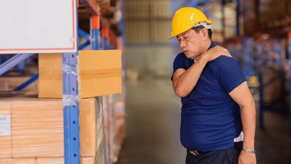 Trabalhador segurando as costas, representando doença ocupacional e direito à estabilidade
