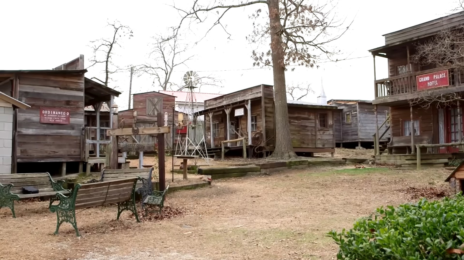 Professor construiu vila sozinho