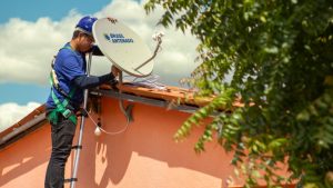 Programa Brasil Antenado oferece obtenção e instalação gratuita da antena parabólica digital.