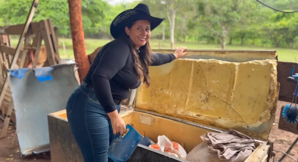 Mulher viúva trabalha sozinha no curral de sítio em Goiás e cuida da produção de leite ao amanhecer