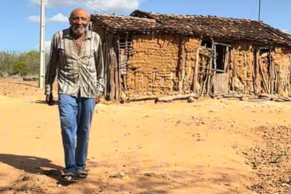 idoso mora sozinho em barraco de taipa no sertão