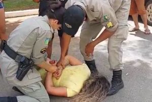 Turista sendo condida e presa pela Polícia Militar