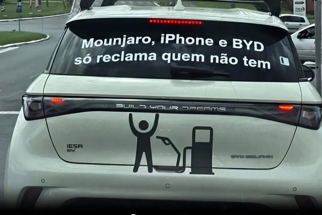 Placa colocada em carro de motorista de aplicativo chama atenção