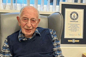 Retrato de João Marinho Neto, brasileiro de 113 anos reconhecido como o homem mais velho do mundo, sorrindo em sua casa no Ceará