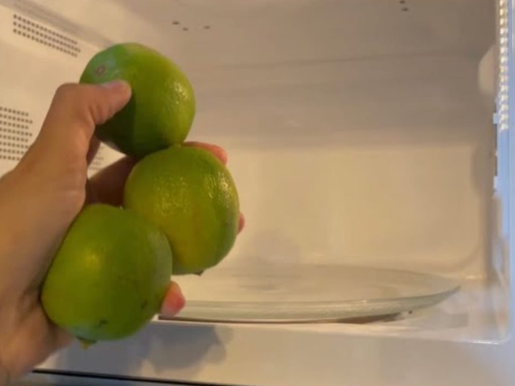 Por que colocar uma fatia de limão no micro-ondas desligado funciona