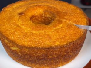 Bolo de milho simples: receita de liquidificador bem fofinha