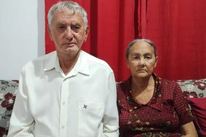 Casal de idosos procuram filha dada como morta
